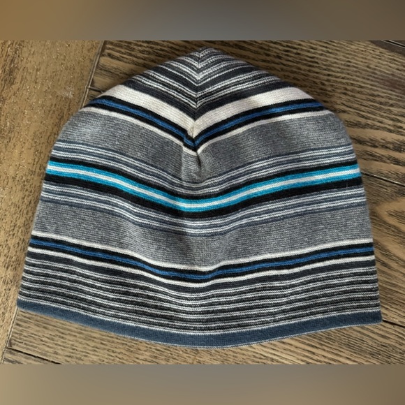 GAP beanies - one size - unisex- 2 total beanie hats - Picture 3 of 7